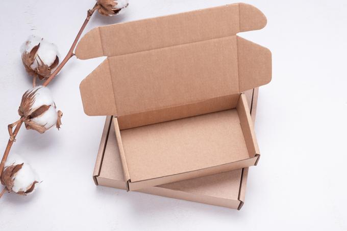 Самостоятельно устанавливающиеся коробки CMYK Kraft Paper Mailer Почтовая коробка с наклейкой 7