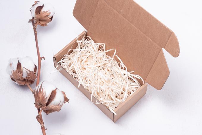 Самостоятельно устанавливающиеся коробки CMYK Kraft Paper Mailer Почтовая коробка с наклейкой 8