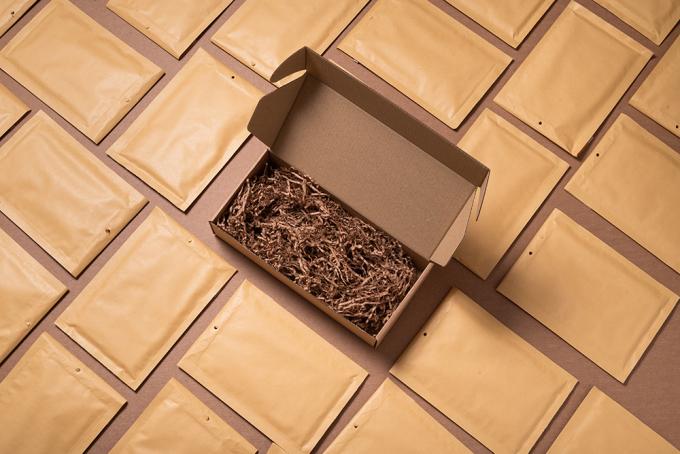 Самостоятельно устанавливающиеся коробки CMYK Kraft Paper Mailer Почтовая коробка с наклейкой 10
